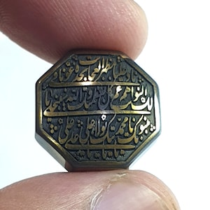 Verbazingwekkend!! Goud Pyriet Carving Manuscript Cab, "Vintage Arabisch karakter" geschreven Steen, 18x18x6 mm, Mooi karakter
