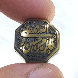 Verbazingwekkend!! Goud Pyriet Carving Manuscript Cab, "Panjatant" geschreven Steen, Vintage Arabisch karakter 18x18x6 mm, Mooi karakter