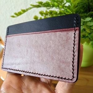 La cartera Austen - cartera de tarjeta minimalista de 2 ranuras en negro y fantasma Borgoña