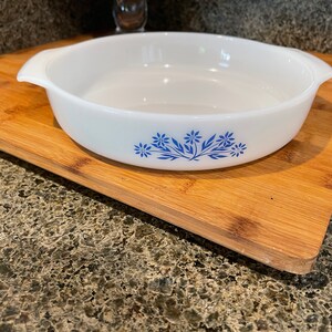 Anchor Hocking White Round Bake Pan with Blue flower pattern, blue cornflower, 70s cookware, Fire King round pan