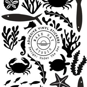 Peut inclure: Autocollants en vinyle noirs et blancs représentant diverses créatures marines. Comprend des poissons, des crabes, des étoiles de mer, du corail, des hippocampes et des tortues. Les autocollants sont conçus par Make Hay Studio.