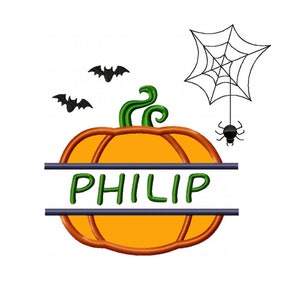 Puede incluir: Calabaza naranja con un tallo verde y una telaraña negra con una araña colgando de ella. La calabaza está dividida en dos mitades con el nombre PHILIP escrito en letras negras.