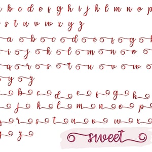 K&ouml;nnte beinhalten: Ein rotes handgeschriebenes Alphabet in einer kursiven Schriftart. Die Buchstaben werden in Klein- und Gro&szlig;buchstaben angezeigt. Das Wort "sweet" ist in einer kursiven Schriftart mit roter Umrandung und rosa F&uuml;llung geschrieben.
