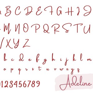 K&ouml;nnte beinhalten: Ein rotes handgeschriebenes Alphabet mit Gro&szlig;- und Kleinbuchstaben, Zahlen von 0 bis 9 und dem Wort "Adeline" in einer pinkfarbenen und roten handgeschriebenen Schrift.