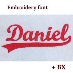 Op de afbeelding: De tekst Embroidery font verschijnt bovenaan, met de naam Daniel geborduurd in rode schrijfletters met een lange onderstreepte staart in het midden, en de tekst + BX staat in de rechterbenedenhoek op een witte achtergrond.
