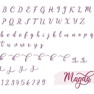 K&ouml;nnte beinhalten: Ein violettes kursives Alphabet mit Gro&szlig;- und Kleinbuchstaben, Zahlen und dem Wort "Magda" in einer gr&ouml;&szlig;eren Schriftart.