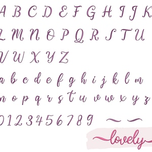 K&ouml;nnte beinhalten: Ein handgeschriebenes Alphabet in Lila mit einem rosa Hintergrund und dem Wort "lovely" in Kursivschrift.