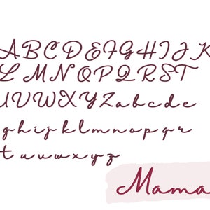 K&ouml;nnte beinhalten: Ein handgeschriebenes Alphabet in einer kursiven Schriftart mit burgunderfarbener Farbe. Das Wort "Mama" ist in der gleichen Schriftart und Farbe auf einem rosa Hintergrund geschrieben.