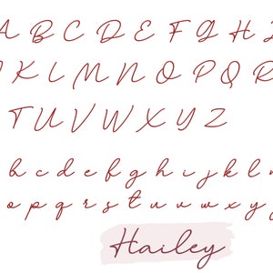 K&ouml;nnte beinhalten: Ein handgeschriebenes Alphabet in Rot mit Gro&szlig;- und Kleinbuchstaben. Der Name Hailey ist unten im Bild in roter Kursivschrift geschrieben.