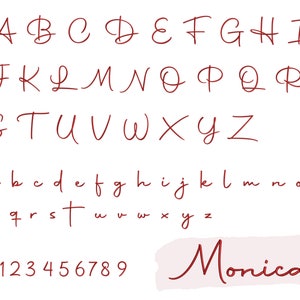 K&ouml;nnte beinhalten: Ein handgeschriebenes Alphabet in Rot, mit Gro&szlig;- und Kleinbuchstaben, Zahlen von 0 bis 9 und dem Namen "Monica" in Kursivschrift.