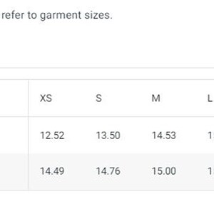 Pu&ograve; includere: Una tabella di taglie che mostra la larghezza della vita e la lunghezza del cavallo in pollici per diverse taglie di abbigliamento, da XS a 2XL.
