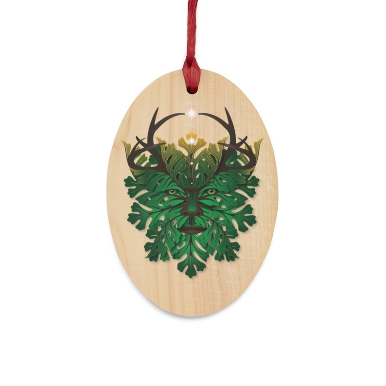 Peut inclure: Une d&eacute;coration ovale en bois avec une illustration verte et brune du Green Man, une figure mythique souvent associ&eacute;e &agrave; la nature et &agrave; la fertilit&eacute;.