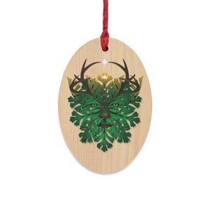 Peut inclure: Une d&eacute;coration ovale en bois avec un motif de l'Homme Vert en vert et marron. L'Homme Vert a des bois et est entour&eacute; de feuilles.