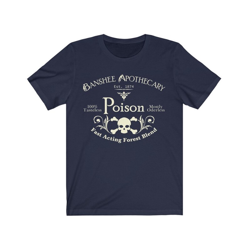 Puede incluir: Una camiseta azul marino con un dise&ntilde;o gr&aacute;fico blanco de una calavera y huesos cruzados con el texto "Banshee Apothecary Est. 1874 Poison 100% Tasteless Mostly Oderless Fast Acting Forest Blend".