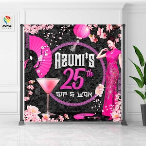 Puede incluir: Un telón de fondo de fiesta negro y rosa con el texto "Azumi's 25th Sip & Look" en un círculo blanco. El telón de fondo presenta una copa de martini rosa, un abanico rosa y una mujer con un vestido rosa con flores de cerezo.