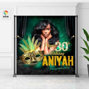 Op de afbeelding: Een zwarte en groene achtergrond met een gouden maskermasker en de tekst "Happy 30th Birthday Aniyah Masquerade party!"