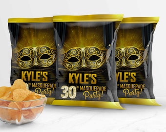 Op de afbeelding: Drie gouden en zwarte chipszakken met een gouden maskermasker en de tekst "Kyle's 30th Masquerade Party!"