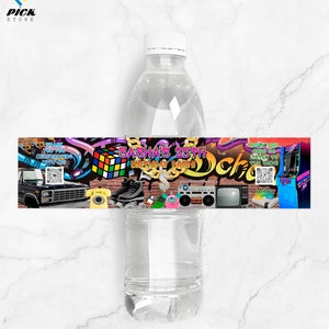 Puede incluir: Etiqueta de botella de agua con un tema de los 80 colorido. La etiqueta presenta un cubo de Rubik, patines, una radiocassette, un televisor y un videojuego retro. El texto en la etiqueta dice "Sasha's 25th Birthday Bash".