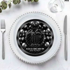 Puede incluir: Un plato blanco con borde de cuentas, un tenedor y un cuchillo. El plato presenta un diseño negro y plateado con globos y el texto "Aylen's 30th Birthday". El plato también incluye el texto "PLEASE EAT, DRINK, DANCE AND ENJOY THE PARTY!"
