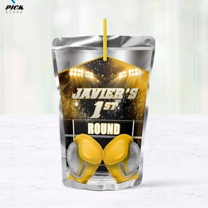 Puede incluir: Una bolsa plateada con un diseño negro y dorado con guantes de boxeo y el texto "Javier's 1st Round".