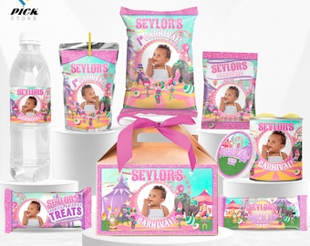 Op de afbeelding: Een roze en blauwe carnaval-thema feestpakket met een gepersonaliseerd label met een foto van een kind en de naam "Seylor's Carnival". De set bevat een waterfles, een sapdoos, een snackzak, een snoepreep, een cadeaubox en een klein blik.
