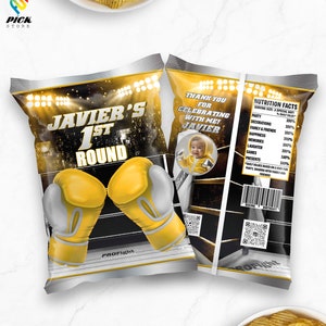 Puede incluir: Una bolsa de patatas fritas personalizada con un tema de boxeo. La bolsa es amarilla y negra con una imagen de guantes de boxeo y el texto "Javier's 1st Round".