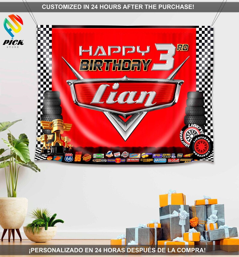 Pu&ograve; includere: Striscione a scacchi rosso e nero con una grafica di un'auto rossa e il testo "Happy 3rd Birthday Lian". La grafica dell'auto &egrave; una versione stilizzata del personaggio di Saetta McQueen del film Cars della Disney Pixar. Lo striscione &egrave; decorato con vari loghi e sponsor del film Cars.