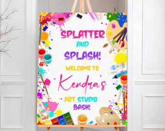 Può includere: Un cartello di benvenuto colorato per una festa di studio d'arte. Il cartello presenta schizzi di vernice, pennelli, tubetti di vernice e una tavolozza. Il testo sul cartello recita "Splatter and Splash! Welcome to Kendra's Art Studio Bash!"