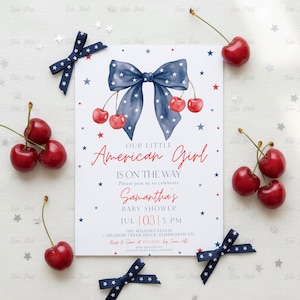 Puede incluir: Una invitación a un baby shower con temática patriótica. La invitación presenta un lazo azul con estrellas blancas y cerezas. El texto dice "Our Little American Girl is on the Way" e incluye los detalles del baby shower.