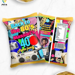 以下が含まれることがあります： 「Back to the 80's Massiel's 40th Retro party」というテキストが書かれたカラフルなチップス袋のデザイン。袋は、カメラ、カセットデッキ、電話、テレビなど、レトロなデザインが特徴です。袋にはQRコードも含まれています。
