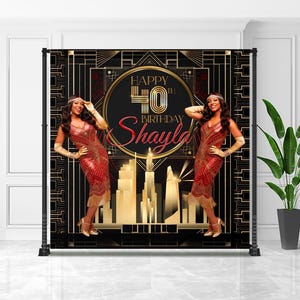 Puede incluir: Telón de fondo para una celebración de 40 cumpleaños. El diseño presenta un patrón art déco negro y dorado con las palabras "Happy 40th Birthday Shayla" en rojo y dorado. Dos mujeres con vestidos rojos están a ambos lados del telón.