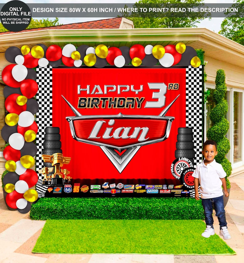 Pu&ograve; includere: Uno sfondo per feste di compleanno rosso e nero a tema Cars. Lo sfondo presenta un'auto rossa con una griglia argentata e il testo "HAPPY 3RD BIRTHDAY Lian". Lo sfondo &egrave; decorato con bandiere a scacchi e pneumatici.