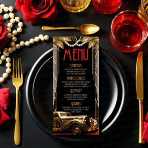 Peut inclure: Une mise en place noire avec des couverts dorés et une carte de menu. La carte de menu présente des détails dorés et rouges et une illustration de voiture vintage. Des verres de liquide rouge et ambré, des roses rouges et un collier de perles complètent la scène. La carte de menu indique "MENU".
