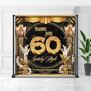 Puede incluir: Un telón de fondo negro y dorado con el texto "Roaring Into 60 Gatsby Style". El número 60 es de purpurina dorada. El telón de fondo tiene detalles dorados y elementos decorativos.