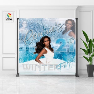 以下が含まれることがあります： 「Connie's 21st Winter Fell」というテキストと白いドレスを着た女性が描かれた、青と白の冬のテーマの背景です。