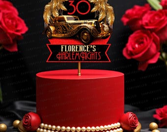 Può includere: Una torta rossa con base dorata, ornata di perle e dettagli dorati. Un cake topper presenta un'auto d'epoca, il numero 30 e la scritta "Florence's Harlem Nights". Rose rosse e sfere dorate completano il design.