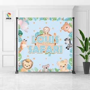 Peut inclure: Une toile de fond de jungle bleue et verte avec le texte "Lolis Wild Safari" et diverses illustrations d'animaux, dont une girafe, un zèbre, un singe, un lion, un éléphant et un koala.