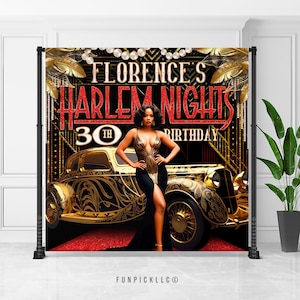 Puede incluir: Un telón de fondo negro y dorado con el texto "Florence's Harlem Nights 30th Birthday". Una mujer con un vestido negro y dorado está de pie frente a un coche antiguo dorado. El telón de fondo está sobre un soporte negro.