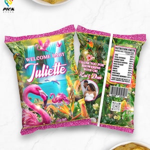 Op de afbeelding: Een roze en groene chipzak met een tropisch thema. De voorkant van de zak heeft de tekst "Welkom Baby Juliette" met een roze flamingo en een waterval. De achterkant van de zak heeft de tekst "Bedankt voor het vieren met ons! Kai & Dan" en een foto van een stel. De zak heeft ook een voedingswaarde-etiket met een speelse lijst van baby-attributen.