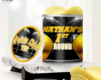Könnte beinhalten: Eine personalisierte Kartoffelchips-Dose mit Box-Motiv. Die Dose ist schwarz mit goldenen Akzenten und trägt den Text "Nathan's 1st Round". Der Deckel der Dose ist weiß mit einem schwarzen und goldenen Design und dem Text "Potato Chips Original Flavor".