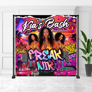 Puede incluir: Un vibrante telón de fondo para fiestas con el texto "Kia's Bash 35th Bday" en un diseño estilo grafiti. El telón de fondo incluye imágenes de mujeres, coches, altavoces y las palabras "Freak Nik", "Street Music" y "Rap".