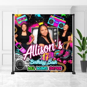 Peut inclure: Une toile de fond colorée pour une fête d'anniversaire sur le thème rétro, avec des images d'un boombox, de patins à roulettes et d'une télévision vintage. Le texte indique "Allison's 17th Birthday Bash". Le design comprend des accents rose néon, bleu et or.