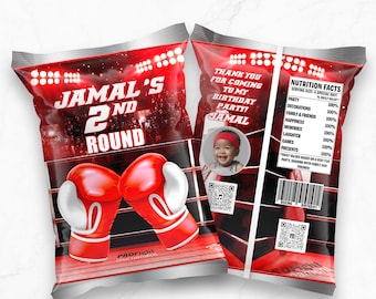 Könnte beinhalten: Ein roter und weißer Chip-Beutel mit Box-Motiv. Der Beutel zeigt einen roten Boxring mit zwei roten Boxhandschuhen. Der Text "Jamal's 2nd Round" ist auf dem Beutel gedruckt. Ein Foto eines jungen Jungen befindet sich in der Ecke des Beutels.
