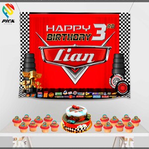 Pu&ograve; includere: Sfondo a scacchi rosso e nero con uno striscione di compleanno rosso a tema auto. Lo striscione dice "Happy 3rd Birthday Lian". Ci sono cupcake e una torta a due piani con un'auto da corsa rossa in cima.