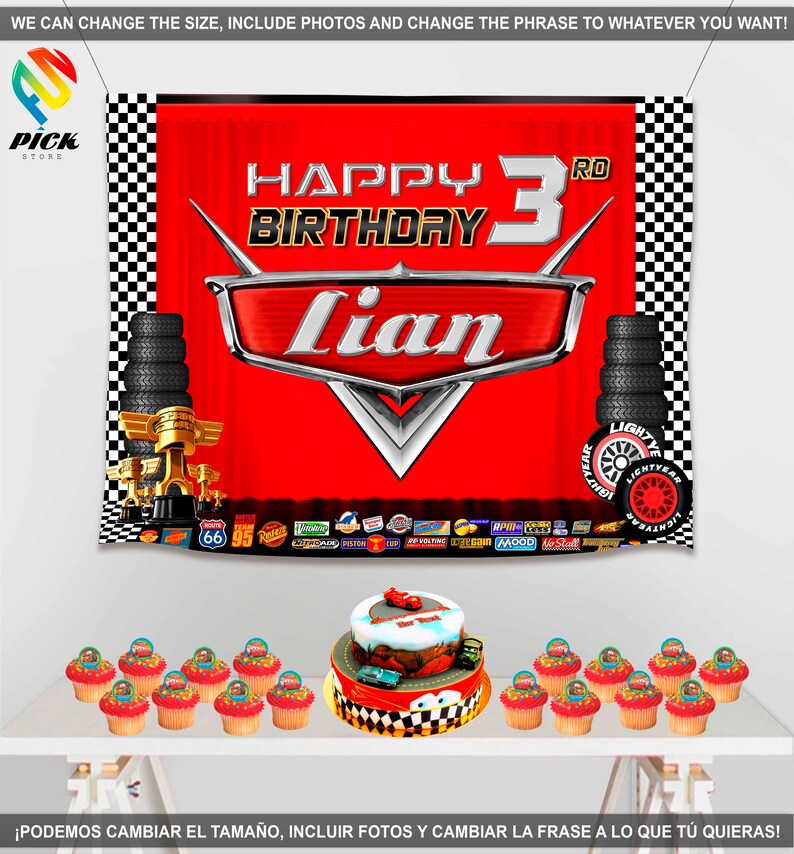 Pu&ograve; includere: Sfondo a scacchi rosso e nero con uno striscione di compleanno rosso a tema auto. Lo striscione dice "Happy 3rd Birthday Lian". Ci sono cupcake e una torta a due piani con un'auto da corsa rossa in cima.