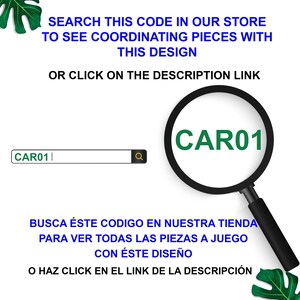 Pu&ograve; includere: Una lente d'ingrandimento con il codice "CAR01" in testo verde. Il testo "SEARCH THIS CODE IN OUR STORE TO SEE COORDINATING PIECES WITH THIS DESIGN OR CLICK ON THE DESCRIPTION LINK" &egrave; sopra la lente d'ingrandimento. Il testo "BUSCA &Eacute;STE CODIGO EN NUESTRA TIENDA PARA VER TODAS LAS PIEZAS A JUEGO CON &Eacute;STE DISE&Ntilde;O O HAZ CLICK EN EL LINK DE LA DESCRIPCI&Oacute;N" &egrave; sotto la lente d'ingrandimento.