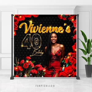 Puede incluir: Un telón de fondo negro con un diseño dorado que presenta el texto "Vivienne's 40th Birthday". El telón de fondo está decorado con rosas rojas y una mujer con un vestido rojo está de pie frente a él.