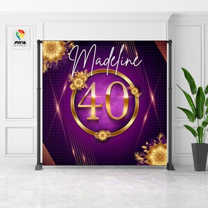 Puede incluir: Fondo morado y dorado con un círculo dorado grande que contiene el número 40. El texto "Madeline" está escrito en cursiva sobre el círculo. El fondo tiene un patrón de líneas y puntos dorados.