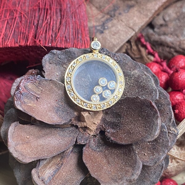 Floating diamond pendant 18 carat yellow gold.