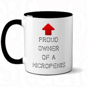 Pode incluir: Caneca de café de cerâmica branca com alça preta. A caneca tem uma borda preta e um interior preto. A caneca tem uma seta vermelha apontando para cima e o texto "PROUD OWNER OF A MICROPENIS" em preto. A caneca é cercada por um fundo branco com uma borda preta. Existem oito opções de cores para a alça e o interior da caneca: preto, azul, verde, laranja, rosa, vermelho, amarelo e branco.